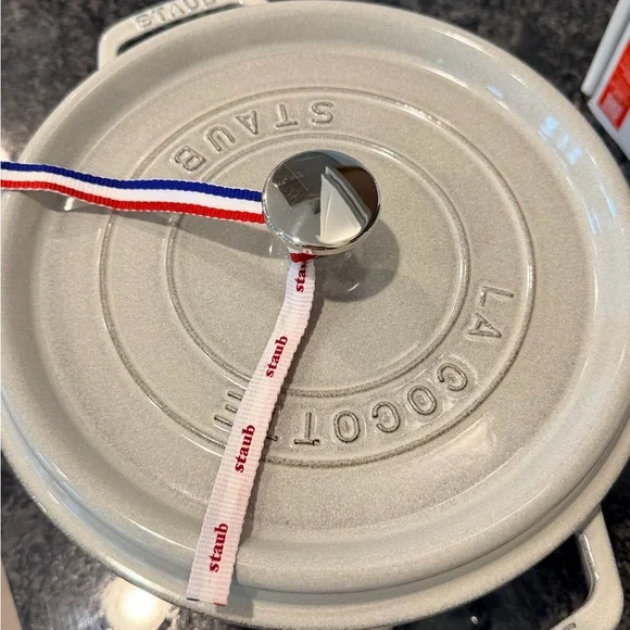 🤍 Staub 4qt Cast Iron Dutch Oven – White Truffle, Original Packaging - Picture 5 of 12